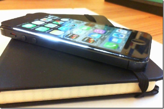 Foto del iPhone 5 con pantalla levantada